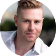 Profesor de IA aplicada para PYMES y atención al cliente.