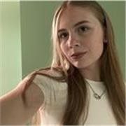 Offro lezioni private a bambini delle scuole elementari e medie, adattandole alle loro esigenze. 