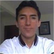 Estudiante da clases de ajedrez para principiantes e intermedios