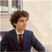 Insegnante di 26 anni con diploma di maturità classica, laureato in giurisprudenza, molto preparato in italiano e inglese