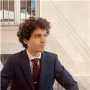 Insegnante di 26 anni con diploma di maturità classica, laureato in giurisprudenza, molto preparato in italiano e inglese