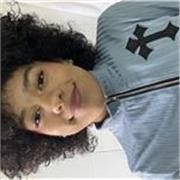 Profesora principiante de baloncesto con tres años de experiencia, no titulada.