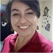 Profesional imparte clases de matemáticas para niños de primaria