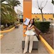 Profesora con ganas de enseñar a niños de todas las edades que cada uno tiene su forma de estudiar.
