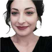 Insegnante di Lettere impartisce ripetizioni di letteratura italiana a ragazzi delle scuole superiori