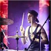 Insegnante di batteria per persone che vogliono iniziare ad approcciarsi a questo strumento