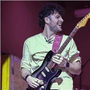 Chitarrista attivo da più di 10 anni, offre lezioni di chitarra personalizzate, per principianti e intermedi. Impara a suonare in modo consapevole e divertente!