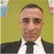 Profesor de inglés imparte clases a niños de todas las edades