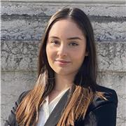 Élève-avocate titulaire d'un Master en Droit des affaires