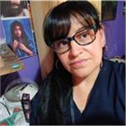 La profesora de historia imparte clases a chicos/as de primaria y secundaria