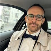 Avvocato impartisce lezioni di diritto a studenti