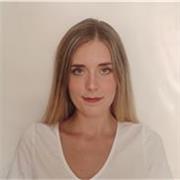 Tengo B1 y B2 de inglés por Cambridge.
Hablo portugués y estoy terminando mi carrera de interpretación textual en arte dramático.