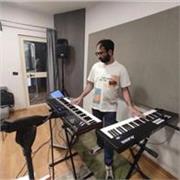 Musicista, polistrumentista, ingegnere del suono e insegnante di musica e teoria della musica