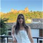 Profesora de apoyo escolar para estudiantes de primaria y secundaria
