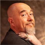 Io, fossi in te, sceglierei l'esperienza... Sono Marco, attore prestato all'insegnamento da più di 20 anni. Fallo con un attore ;)