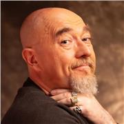 Io, fossi in te, sceglierei l'esperienza... Sono Marco, attore prestato all'insegnamento da più di 20 anni. Fallo con un attore ;)