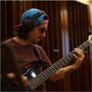 Profesor de bajo especialista en jazz y armonía moderna 
