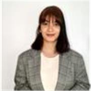 Alegre, dinámica, empática y con capacidad de adapartame a las necesidades lingüísticas de los/las estudiantes 