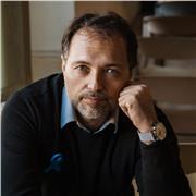 esperto in tutti i settori fotografici ( paesaggio, ritratto, street) intende offrire strumenti teorici / pratici di fotografia