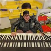 Profesor de musica dicta clases a niños y adolescentes