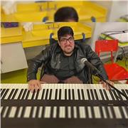 Profesor de musica dicta clases a niños y adolescentes
