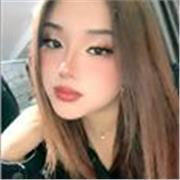 Profesora que imparte clase a niños de todas las edades