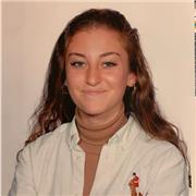 Chica joven imparte clases de matemáticas hasta toda la ESO