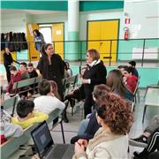 Professoressa delle scuole superiori impartisce lezioni di inglese