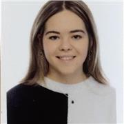 Profesora de Inglés imparte clase a niños de todas las edades