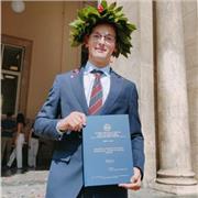 Laureato in Economia Aziendale impartisce lezioni private a studenti.