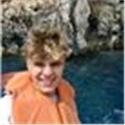 Englisch-Tutor, der bei Konversation, Grammatik und bei schulischen Aufgaben individuell unterstützt.