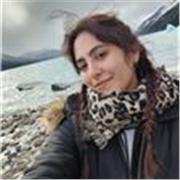 Profesora de inglés y español imparte clases a niños de todas las edades