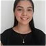 Profesora de apoyo escolar para ayudar a fortalecer habilidades de lectura y escritura