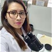 Profesora de Ciencias imparte clases a estudiantes de nivel Secundaria y Preuniversitario