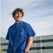 profesor de inglés joven y con experiencia con título de monitor de tiempo libre imparte clases de inglés a niños pequeños