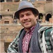 Licenciado de Dirección de Cine. Doy clases online sobre Directores, Historia, Géneros, Teoría, Estética, Vanguardias, Análisis