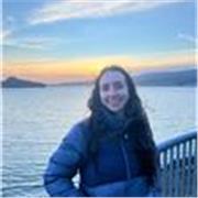 Profesora de Química que imparte clases para un nivel de ESO