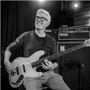 Musicien professionnel, bassiste, contrebassiste, arrangeur, je vous aiderai à jouer rapidement votre instrument ou vous perfectionner simplement en jouant.