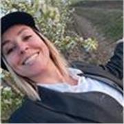 Salve mi chiamo Morena Schena ho 39 anni ho 3 diplomi, maestra D Arte , Grafica Pubblicitaria ed Estetica per pochi esami non ho terminato una laurea in Sociologia ma ovviamente è stata un esperienza importante che ha contribuito ad arricchire il mio baga