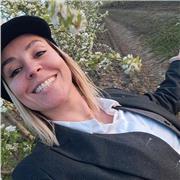 Salve mi chiamo Morena Schena ho 39 anni ho 3 diplomi, maestra D Arte , Grafica Pubblicitaria ed Estetica per pochi esami non ho terminato una laurea in Sociologia ma ovviamente è stata un esperienza importante che ha contribuito ad arricchire il mio baga