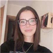 Profesora de matemáticas y química imparte clases a niños de educación secundaria
