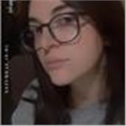 Studentessa di scienze della formazione fa ripetizione per studenti di scuola elementari e medie