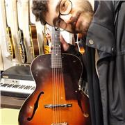 Offro lezioni private di chitarra (classica ed elettrica) per tutte le età. Affronteremo anche argomenti di teoria musicale, come l'armonia o il solfeggio e, se interessati, preparazione per gli esami di ammissione in Conservatorio di primo e secondo live