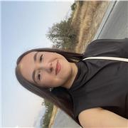 Una persona organizada y dispuesta a ayudar a niños de primaria