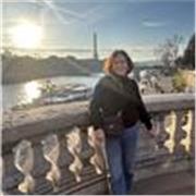 Professeur Américain donne cours d’anglais du collège aux adultes 