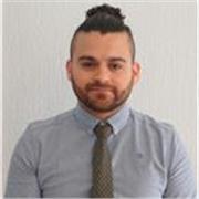 Profesor de Academia imparte clases de programación en varios lenguajes para varias niños jóvenes y adultos