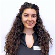 Studentessa in Interpretariato e traduzione impartisce lezioni di italiano a studenti stranieri