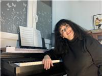 Profesora de Música licenciada en conservatorio y con más de 12 años de experiencia en conservatorios como profesora y pianista, se ofrece para dar clases de piano, lenguaje musical y composición musical a todas las edades a partir de los 4 años aproximad