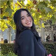 Bilingue et étudiante en école de commerce en programme anglophone j’aimerais enseigner cette langue que je parle au quotidien