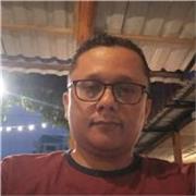 Profesor de apoyo escolar especializado en clases para niños en el área de lengua castellana